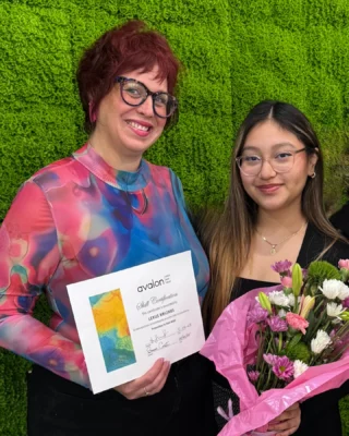 We’re thrilled to welcome Lexus to the floor as the newest official member of the VIBE tribe! 💖✨
After successfully completing our Internship Program 🎓, Lexus is now certified and ready to take clients! From flawless blowouts to stunning special occasion styles 💇🏻‍♀️, she brings talent, passion, and a fresh perspective to our styling team.
Now booking during the following hours:
🗓️ Sunday | 12PM–6PM
🗓️ Monday | 9AM–3PM
🗓️ Thursday | 9AM–6PM
🗓️ Friday | 1PM–7PM
Let’s show Lexus some love! 💐 Book your next appointment and experience her magic behind the chair. ✨
#WelcomeToTheTribe #VibeSalonLakeZurich #SalonSuccess #BeautyCareer #NewTalentSpotlight #ChicagoStylist #TeamVIBE #HairGoals #SlayCertified #LoveWhatYouDo